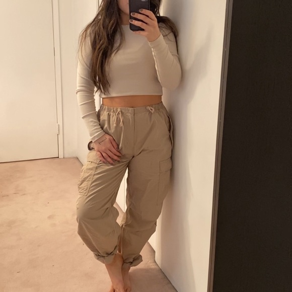 Aritzia Parachute Pant - Picture 2 of 5